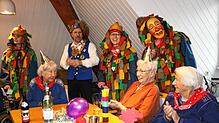 Schlag auf Schlag geben sich im Altenheim am Freitag die närrischen Besucher die Klinke in die Hand, Galgenvögel, Rombachwiibli, Geißen, ...