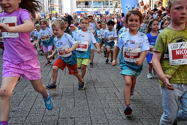 Bild 12: So viele sind beim 14. Trompeterlauf in Bad Säckingen dabei! Hier die Bilder der jüngsten Läufer