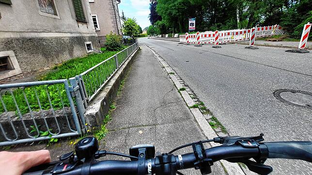 Ende Juli 2024 ist der Radweg auf der rechten Seite wegen Bauarbeiten gesperrt. Fahrräder und Fußgöänger werden auf die linke ...