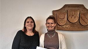 Bürgermeisterin Marion Frei (rechts) ernennt Daniela Bach zur Standesbeamtin. Sie ist damit die Dritte, die Eheschließungen durchführen ...