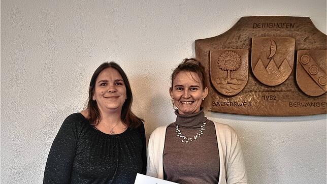 Bürgermeisterin Marion Frei (rechts) ernennt Daniela Bach zur Standesbeamtin. Sie ist damit die Dritte, die Eheschließungen durchführen ...