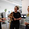 Baden-Württembergs Umweltministerin Thekla Walker (v.l.) unterhält sich im Testzentrum von Vaude mit Mitarbeiterin Vera Schintler und ...