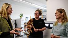 Baden-Württembergs Umweltministerin Thekla Walker (v.l.) unterhält sich im Testzentrum von Vaude mit Mitarbeiterin Vera Schintler und ...