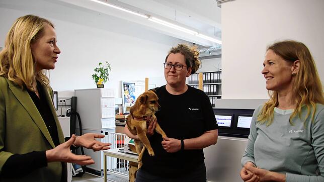 Baden-Württembergs Umweltministerin Thekla Walker (v.l.) unterhält sich im Testzentrum von Vaude mit Mitarbeiterin Vera Schintler und ...