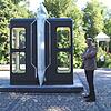 Stadtbaumeister Heinz Bunse mit seinem Lieblingskunstwerk aus der aktuellen Ausstellung Between: Sebastian Kuhns Rorschachtelephone aus ...