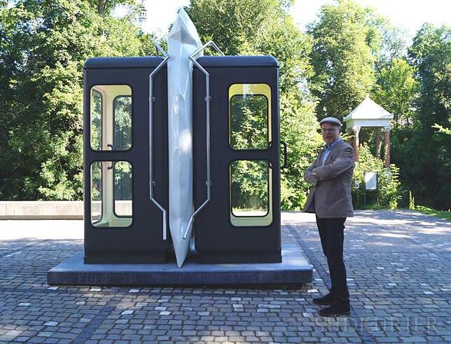 Stadtbaumeister Heinz Bunse mit seinem Lieblingskunstwerk aus der aktuellen Ausstellung Between: Sebastian Kuhns Rorschachtelephone aus ...