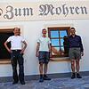 Thomas und Werner Petrolli sowie Insolvenzverwalter Klaus Maier (von links) freuen sich darüber, dass das Gasthaus weiter bestehen soll.