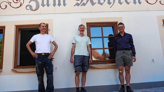 Thomas und Werner Petrolli sowie Insolvenzverwalter Klaus Maier (von links) freuen sich darüber, dass das Gasthaus weiter bestehen soll.