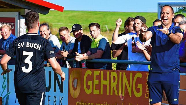 Es passt: Cheftrainer Daniel Pietzke (rechts) und sein Co-Trainer Florian Vogelbacher (links) haben beim SV Buch für die neue Saison ...