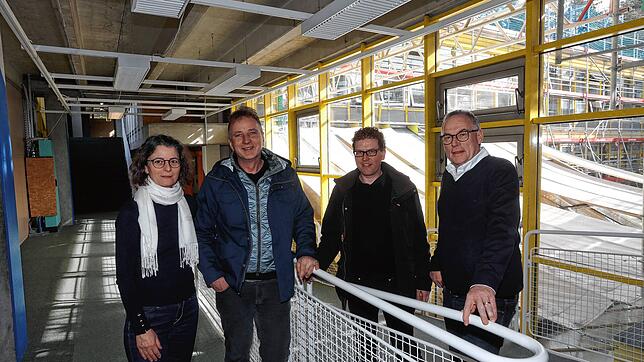 Sie erläutern bei einem Rundgang durch die Geschwister-Scholl-Schule, was schon saniert wurde und was noch ansteht (von links): Anja ...