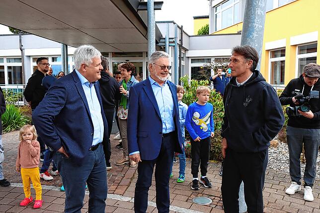 Die Geschäftsführer der Nachsorgeklinik Tannheim, Thomas Müller (von links) und Roland Wehrle, begrüßen den Trainer des VfB Stuttgart, ...