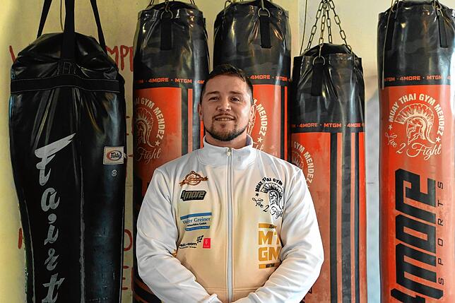 Sebastian Harms-Mendez vor Boxsäcken in seinem Gym. Er trainiert Dimitrios Sapanazidis und findet, er könnte einer der besten der Welt ...