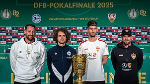 Mitch Kniat (l) und Mael Corboz (2.v.l) freuen sich auf das DFB-Pokalfinale.