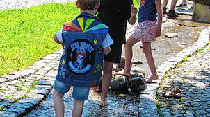 Die Kinder hatten Spaß beim Abkühlen ihrer Füße im kleinen Bach.
