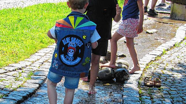 Die Kinder hatten Spaß beim Abkühlen ihrer Füße im kleinen Bach.