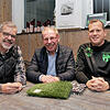 Unser Bild zeigt von links Olaf Faller, zweiter Kassierer, Lothar Bertsche, ehemaliger Vorsitzender, sowie den zweiten Vorsitzenden ...