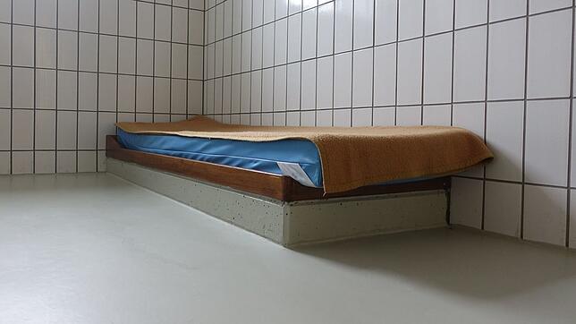 Ein Sockel, eine Matratze mit abwaschbarem Bezug und eine Wolldecke: So sieht die Schlafgelegenheit in einer der beiden Gewahrsamszellen ...