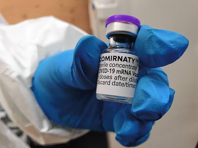Comirnaty so heißt der Biontech-Impfstoff genau. Jeder Geimpfte hat diesen Begriff jetzt in seinem Impfpass stehen. Bild: Norbert Trippl,