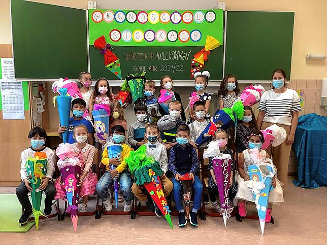 Haben sich zum ersten gemeinsamen Foto aufgestellt: Die Schülerinnen und Schüler der Klasse 1c an der Grundschule Stockach mit ihrer ...