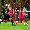 Jallow Saja (rotes Trikot) vom FC Pfaffenweiler setzt zu einem Sprint an, dem Oliver Burkhard von der SG Marbach/Rietheim kaum folgen ...