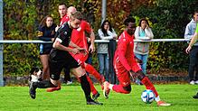 Jallow Saja (rotes Trikot) vom FC Pfaffenweiler setzt zu einem Sprint an, dem Oliver Burkhard von der SG Marbach/Rietheim kaum folgen ...