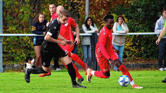 Jallow Saja (rotes Trikot) vom FC Pfaffenweiler setzt zu einem Sprint an, dem Oliver Burkhard von der SG Marbach/Rietheim kaum folgen ...