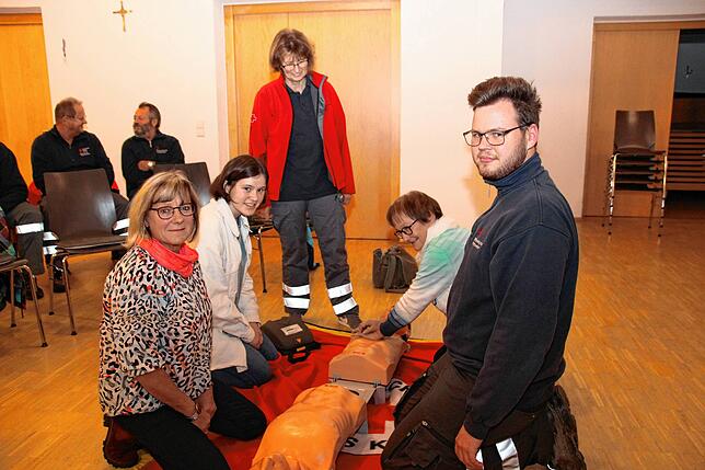 Die Interessierten üben den Einsatz des AEDs an Ambu-Multiman-Reanimationspuppen. Unser Bild zeigt von links: Doris Beck, Sophia ...