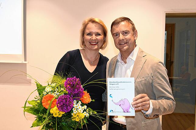 Die scheidende Vorsitzende des Singener Krankenhausfördervereins, Juliane Bani, mit dem stellvertretenden Vorsitzenden Frank Hinder.