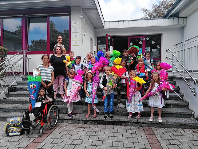 Die Klasse 1 mit ihrer Klassenlehrerin (von oben) Katrin Krahe, Sonderpädagogin Sylvia Franz und Schulbegleiterin Diana Brecht bei ihrer ...