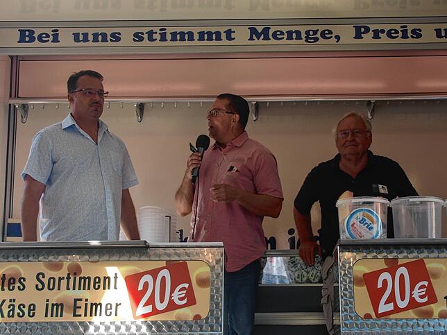 Die Eröffnung: Bürgermeister Marcel Schneider, Achim Borgschulze von der Marktschreiergilde und Friedrich Maier vom Aktiven Todtmoos ...