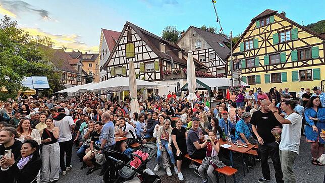 Der neu gestaltete Rathausplatz im historischen Ortskern bietet stets eine eindrucksvolle Kulisse für das Sipplinger Dorffest.