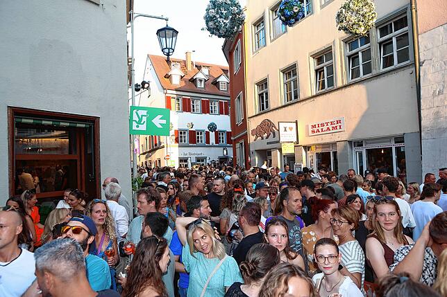 Bild 1: Gassenfreitag im Juli: Konstanzer feiern ausgelassen den Gassenfreitag am 4. Juli