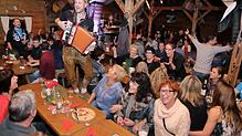 Hüttengaudi im Advent: Diese ungewöhnliche Stimmungsmischung gibt es nur beim Singener Hüttenzauber. Während draußen in den Budengassen ...