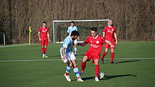 Mit 4:3 gewann die SpVgg Allmannsdorf (rote Trikots) beim Türkischen SV Konstanz.
