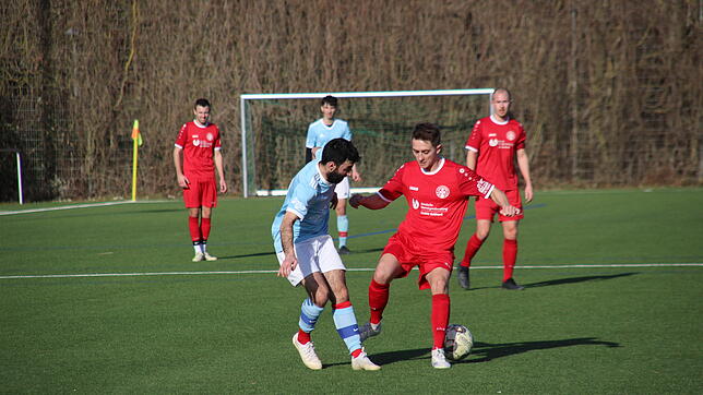 Mit 4:3 gewann die SpVgg Allmannsdorf (rote Trikots) beim Türkischen SV Konstanz.