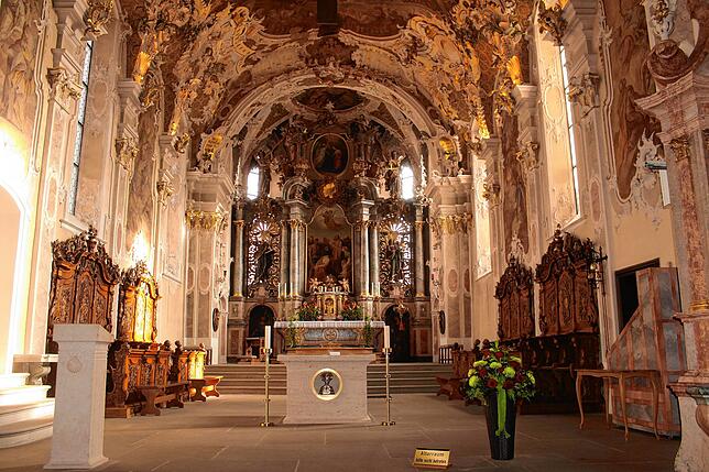 Die Stadtkirche, hier der Chorraum von St. Jakobus mit der reich verzierten Decke, ist ein Arbeitsplatz, der beim Mesner immer wieder ...