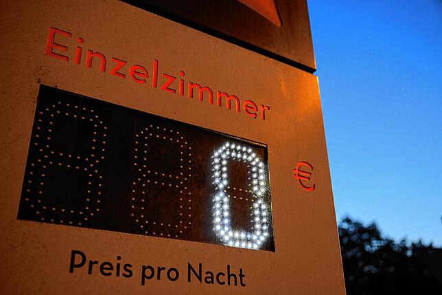 Archivbild: 07.05.2020, Baden-Württemberg, Stuttgart: “0„ steht als Preis für ein Einzelzimmer auf der Anzeigetafel eines ...