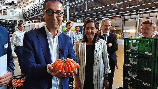 Ganz schön schwer: Bundeslandwirtschaftsminister Cem Özdemir (Grüne) mit einer Ochsenherz-Tomate in den Lagerhallen der Gemüseerzeuger ...