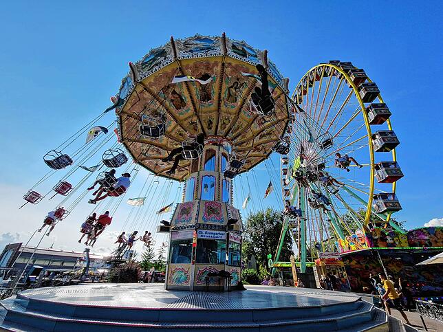 Kettenkarussell und Riesenrad beim Seehasenfest 2023.