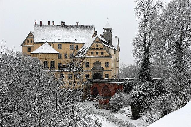 Starker Schneefall am Donnerstagmorgen in Heiligenberg. Im Bild das bekannte Schloss der Fürstenbergs.