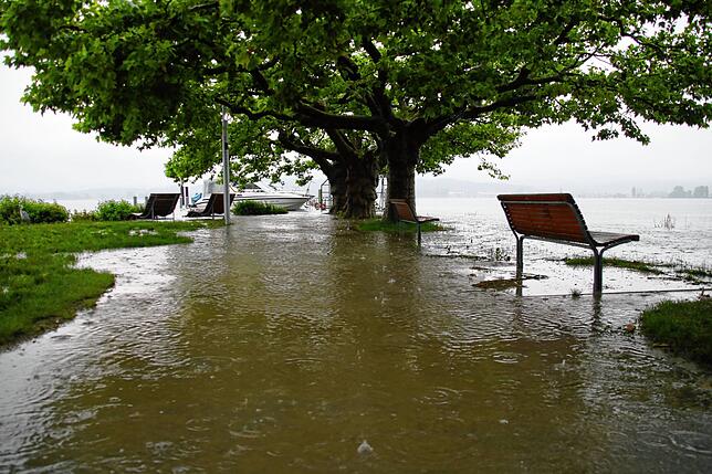 Land unter an der Radolfzeller Mole: Nachdem der Bodensee in den vergangenen Tagen schon über die Ufer getreten war, haben die heftigen ...