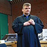 Rechtsanwalt Martin Schwab, hier auf einem Archivbild aus einem Prozess, in dem er den Angeklagten Sucharit Bhakdi verteidigte.
