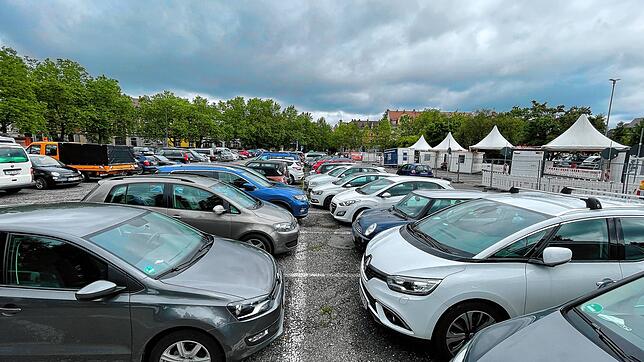 Hier sollen Wohnbauten und ein Parkhaus entstehen: Der Döbele-Parkplatz am Konstanzer Stadtrand.