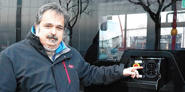 Ralph Stöhr, Leiter des Busbetriebs der Stadtwerke, zeigt die Ladeanschlüsse der neuen E-Busse.