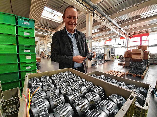 Jürgen Müller ist Geschäftsführer bei Helios in Schwenningen. Im Lager inspiziert er hier Antriebsgehäuse für Antriebe in ...