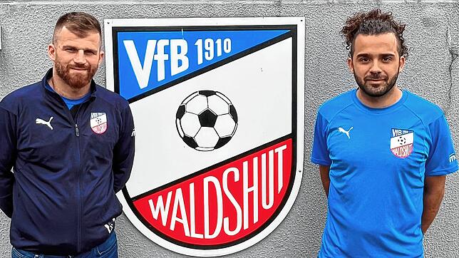 Wechsel in die Schmittenau: Albin Hashani (rechts) kommt vom SV BW Murg zum VfB Waldshut und wird vom neuen VfB-Sportchef Vesel Alidemaj ...
