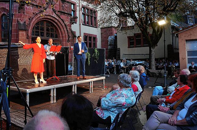 Simone Endres und Christoph Kaiser von der Theaterwerkstatt Heidelberg moderieren das Bürgertheater, Waldemar Werner begleitet die ...