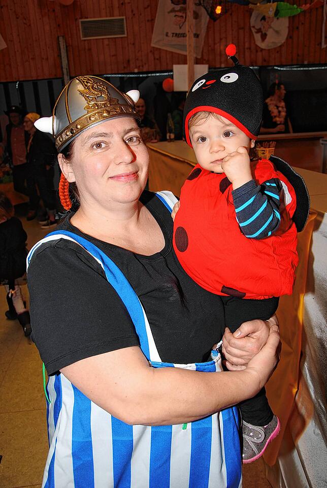 Dem Motto der Musikerfasnacht „Helden der Kindheit“ getreu, erscheint bei der Kinderfasnacht Michaela Maier als Obelix mit ...