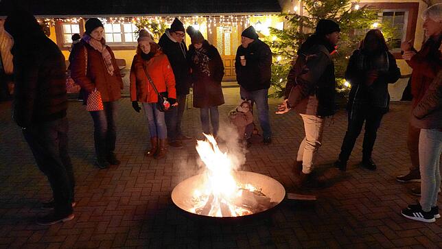 Nachhaltig: Der kleine heimelige Weihnachtsmarkt auf dem Parkplatz der Pension Sonne war bei der dritten Auflage ein voller Erfolg.