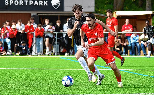 Keinen Sieger gab es im Duell zwischen dem FC Pfaffenweiler (rechts Batuhan Bak) und dem VfR Stockach (Haris Melunovic).